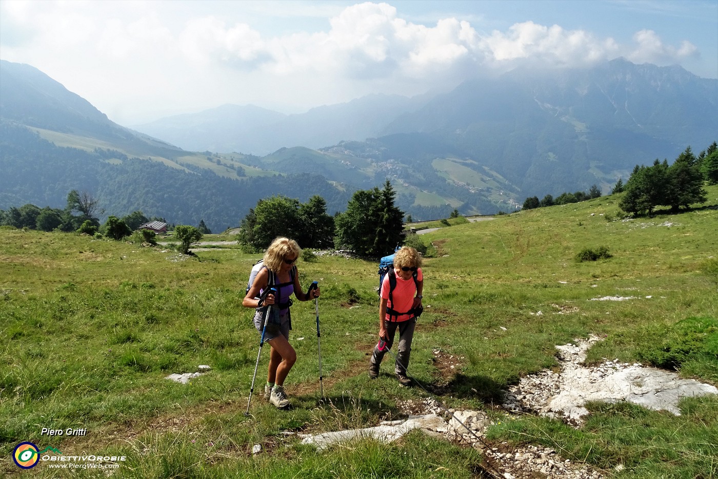 08 Si  parte dal parcheggio d'Alpe Arera (1600 m) sul sentiero 221 per Rif. Capanna 2000.JPG -                                